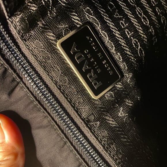 Prada shoulder bag - black and with metal handle -classy style - Picture 7 of 17